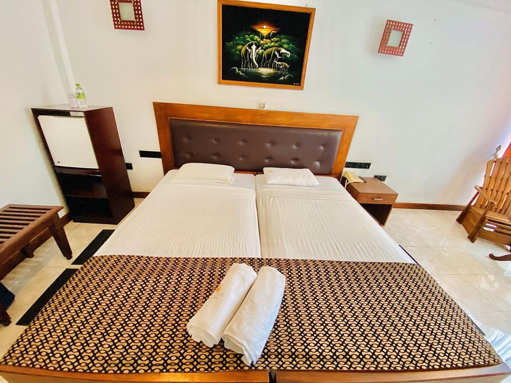 Ceylan Lodge Anuradhapura Buitenkant foto