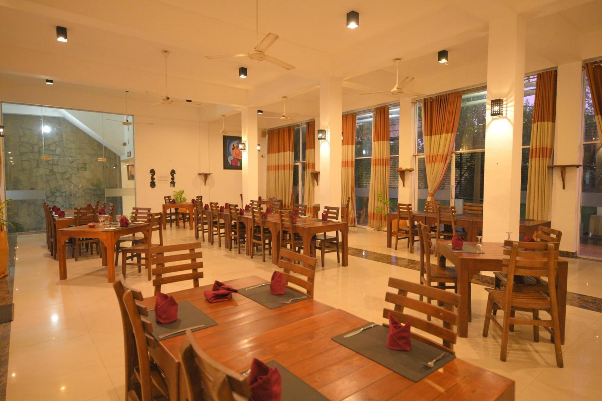 Ceylan Lodge Anuradhapura Buitenkant foto