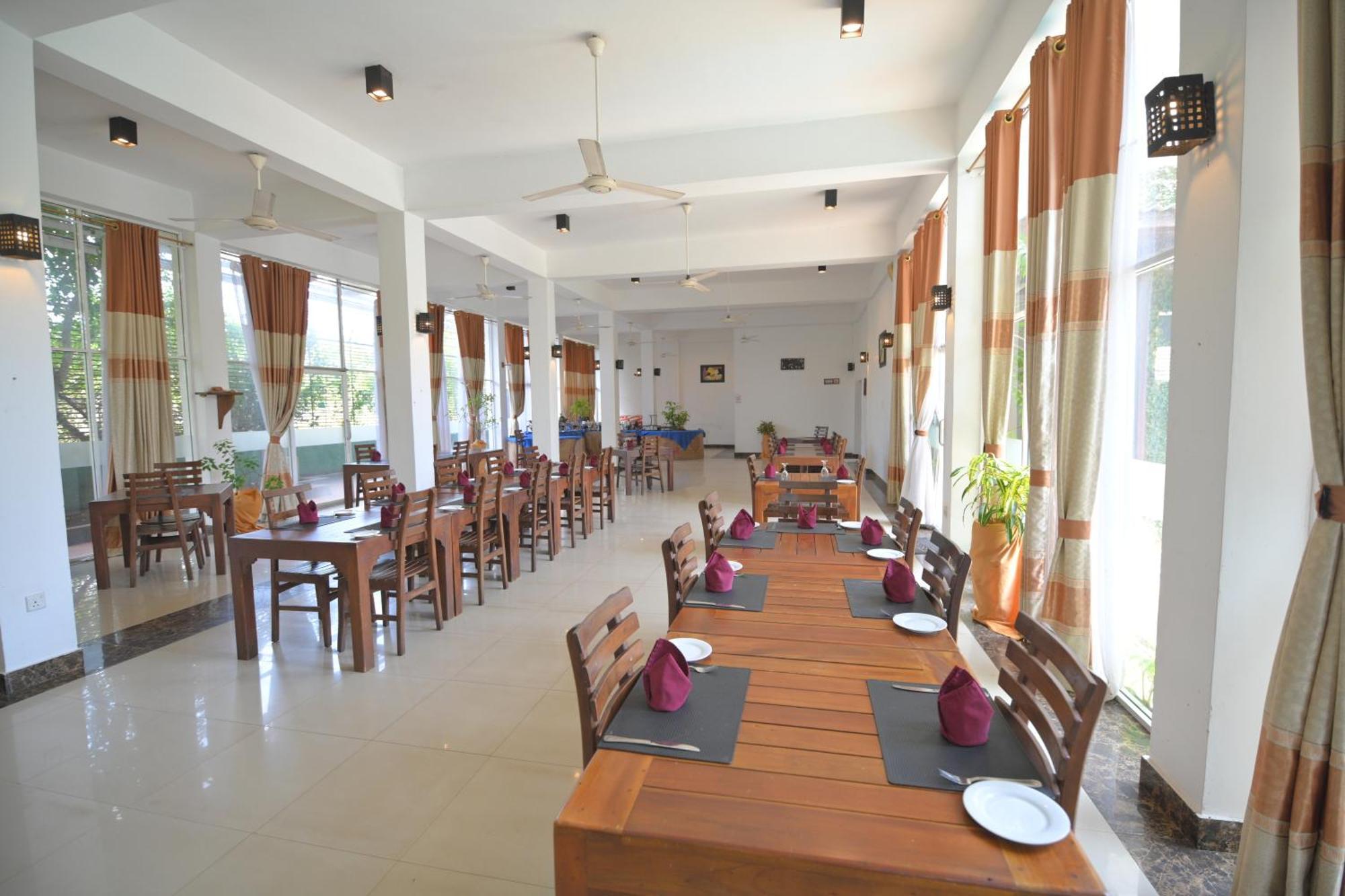 Ceylan Lodge Anuradhapura Buitenkant foto